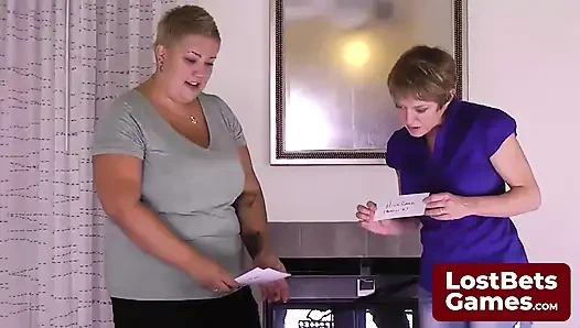 Son striptiz oyunu kaybedeni, sadece sutyenle kaldı