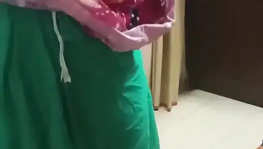 Tamil kadın kocasının önünde kıyafetlerini çıkarıyormuş gibi yapıyor