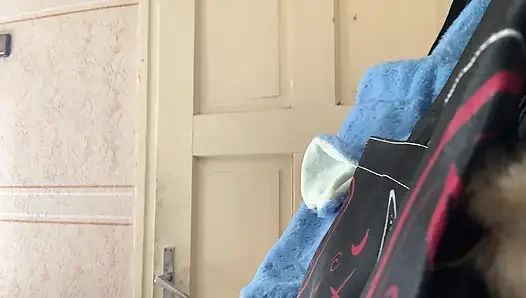 Dantel eldivenlerle memelere masaj yapıyor