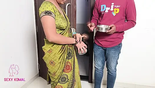 Komal'ın yerine çay için tatlı patates istemek için geldi, komşuya süt verdi.   Çay için süt istemeye geldim