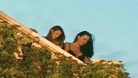 Şanslı adam iki harika Fransız sürtüğü sikiyor