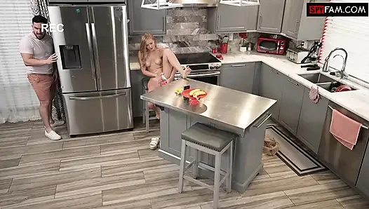 Üvey baba beni kişisel sikiş oyuncağı gibi kullanıyor