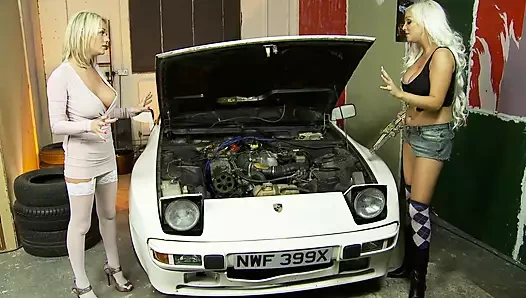 Dolly ve paige birbirleriyle oynuyor ve içeride seks oyuncakları kullanıyor