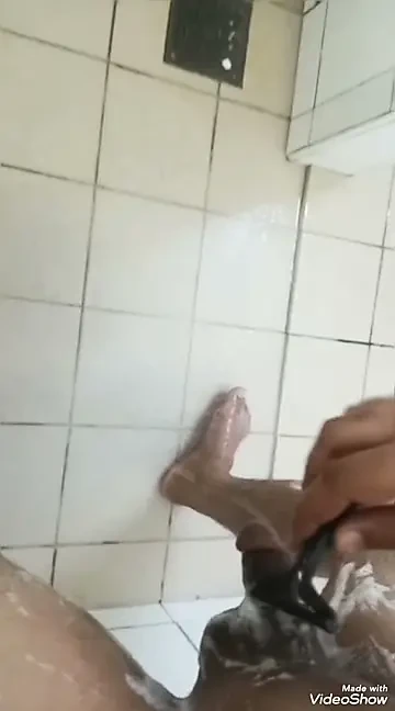 Soğuk duşta büyük sikimle mastürbasyonum