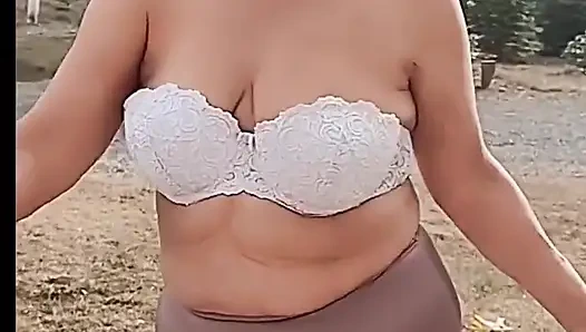 Çıplak götümü hareket ettirmenin tadını çıkarıyorum