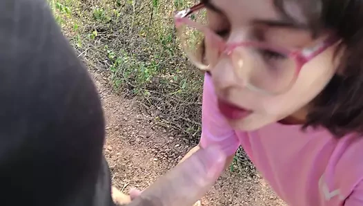 Latin genç kız ormanda sakso çekiyor