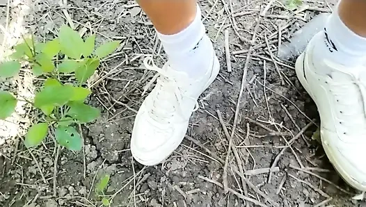 İşeme ve boşalma - kullanılmış beyaz spor ayakkabıları temizliyor ve bahçede tekrar işiyor ve boşalıyor