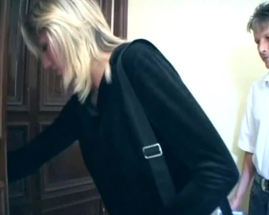 Çoraplı sarışın Alman bayan, arkadaşının amını ovuşturmalarına bayılıyor