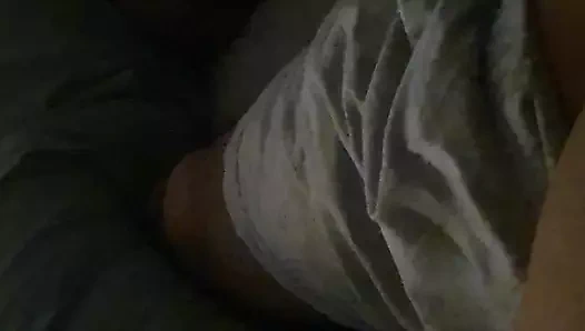 Üvey anne karanlıkta üvey oğlunun yarağına dokunuyor