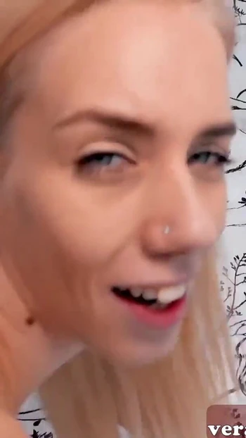 Захватывающий момент из "Экстремально худенькая маленькая миниатюрная юная блондинка на подписчике в видео от первого лица"