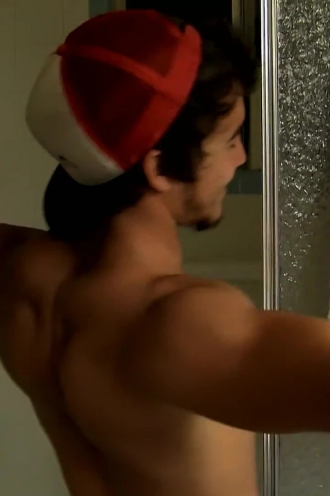 Duşta okşuyor jock jizzy