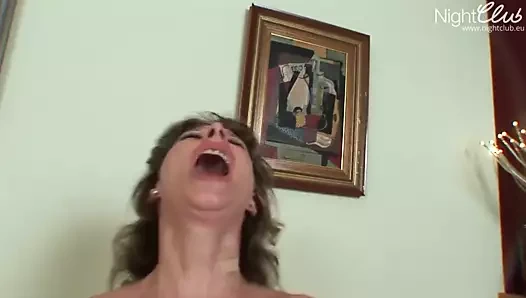 Alte milf fickt notgeilen Pornostar