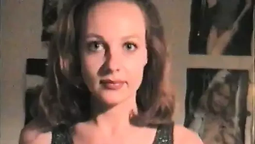 Mastürbasyon yapmayı ve yalamayı seven utangaç ve itaatkar esmer bir kız olan kuzenim paulina ile oynuyorum