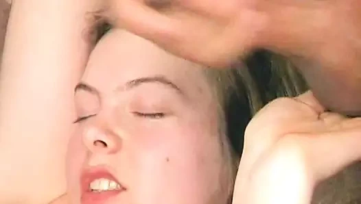 Ateşli üçlü sikiş sonrası edepsiz Alman genç kızın yüzüne boşalma