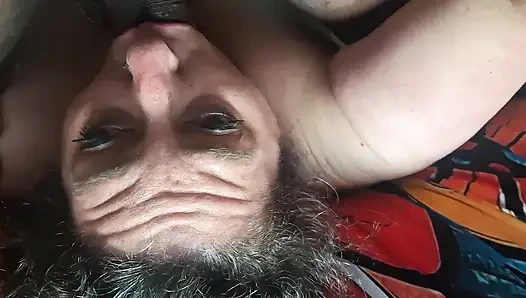 İri güzel kadın itaatkar sürtük büyük zenci yarağı tarafından sert bir şekilde yüzünü sikiyor
