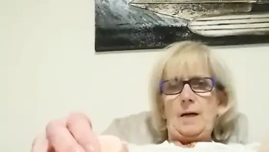 Büyük dildo ve sonra vibratörle bitirdi