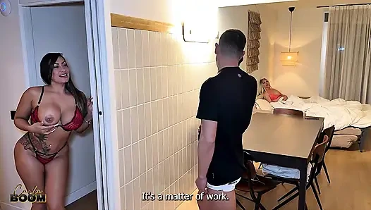 Bir sarışın kocasının penisini üçlü sekste paylaşıyor - Carla Boom.