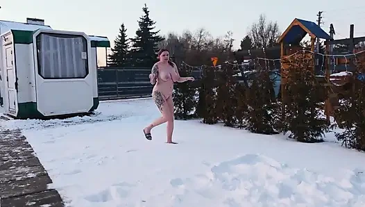 Swingers. İki Evli Çift Karda Herkesin Içinde Çıplak Oynuyor. Kadınlar Karda Işiyor Ve Erkekler Yalıyor.