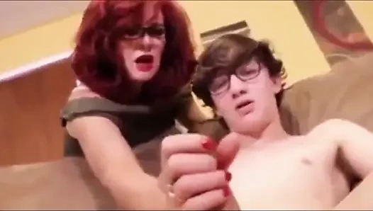 Olgun milf yakalandı nerd adım oğul Mastürbasyon ve yardımcı onu boşalmak