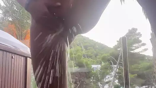 Monika Fox İbiza'da mastürbasyon yapıyor ve fışkırtıyor