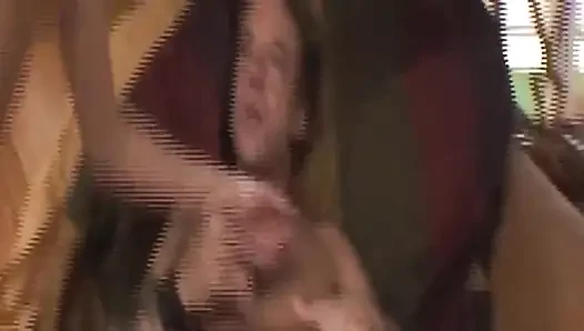 Sarışın orta yaşlı seksi kadın gırtlağına kadar alıyor ve damlayan deliğini parmaklıyor