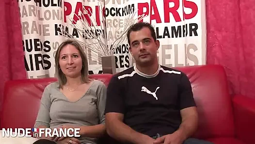 Parisli sarışın dışarıda yalanıyor