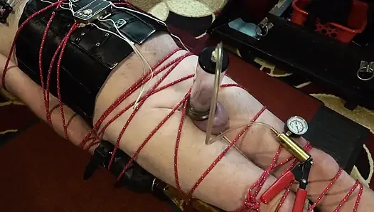 Tabut esaret tahtasında bağlı penis pompası ve e-stim cbt