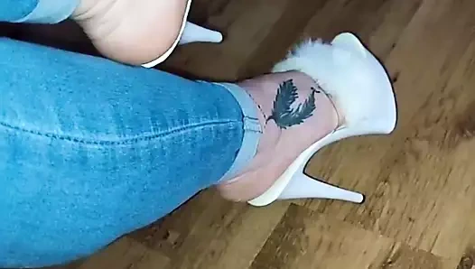 Beyaz topuklu kot pantolonlu azgın orta yaşlı seksi kadın