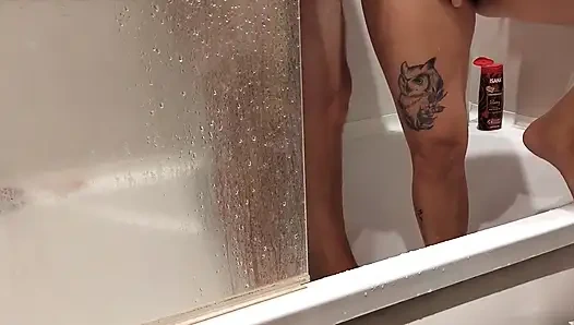 Duşta karşılıklı mastürbasyon