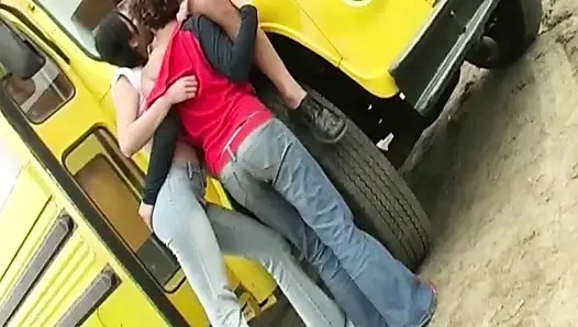 Esmer ve kızıl saçlı sarı kamyonda yarağı paylaşıyor