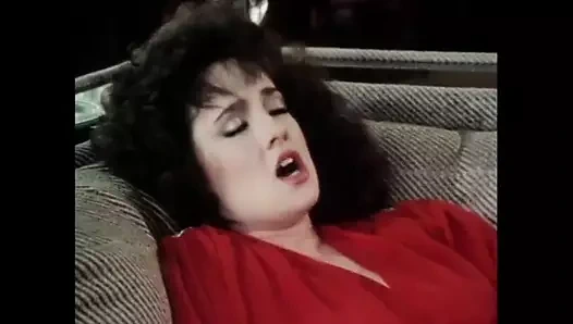 Esmer azgın orta yaşlı seksi kadın amını yalamadan ve parmaklamadan önce kıllı amını gösteriyor