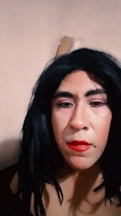 Trans bebek süper büyük ve kalın zengin bir dildoyu emiyor