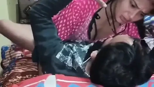 Hintli bakire kız erkek arkadaşı tarafından sert sikiliyor