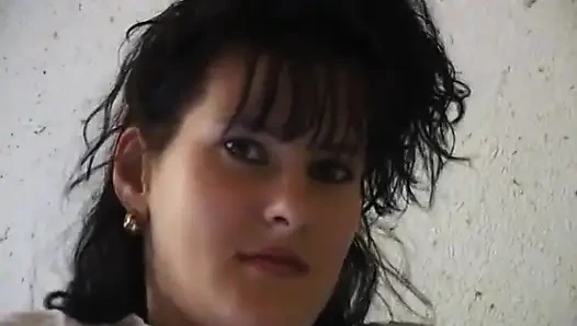 Küçük memeli esmer bebek kıllı ovuyor