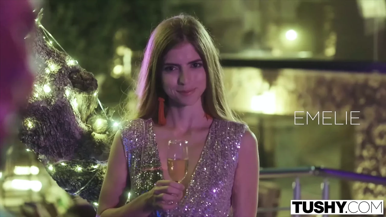 Tushy - çarpıcı emelie hayallerinin dp'sine sahip