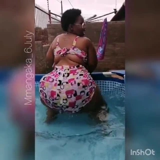 Bbw sıçrayan şişman ganimet içinde havuz