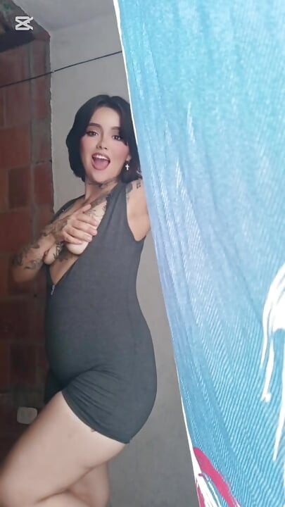Seksi esnaf tığ işi göğüslerine dokunuyor