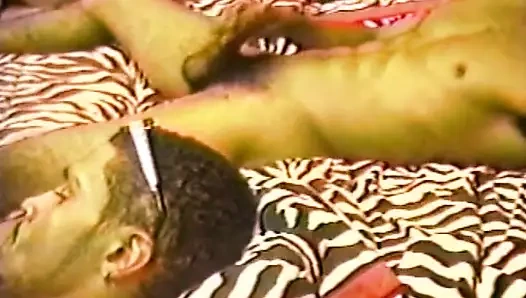 Üç adamın yaraklarla oynamalarını izle