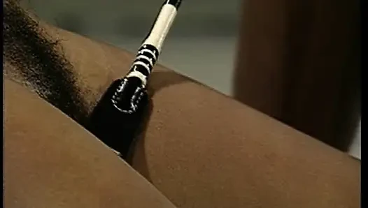 Kırbaçlanan Alman zenci bebek bağlı