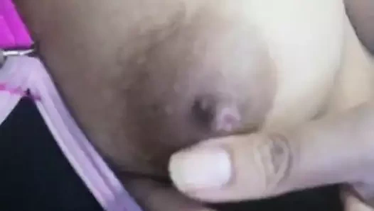 Pinay arkadaş dazzeldawn - meme uçlarını oynuyor