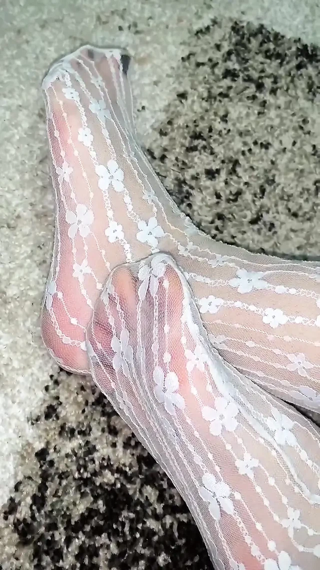 Seksi çoraplı ve eldivenli ayaklara masaj