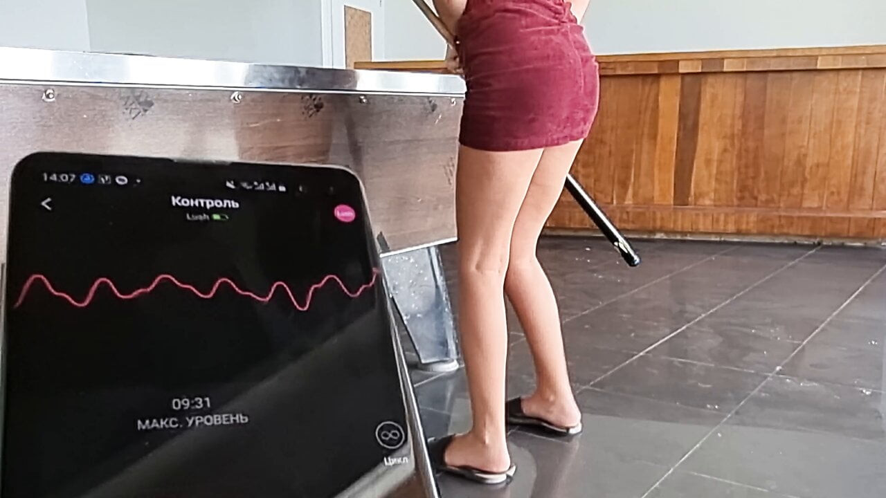 Lovense kontrol içinde kamu bilardo sıcak orgazm