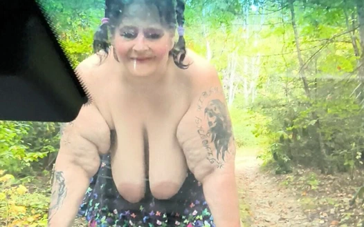 Bonnie'nin üst araba başlığında sikişirken ona izlettiriyor üçlü grup seks boşalıyor