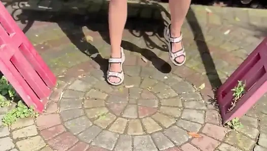 Yürüyen Çıplak Kız