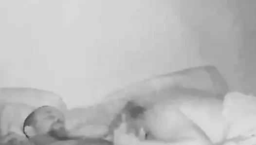 Onun sert yarağını hissettim ve yapmam gerekenleri hissettim.