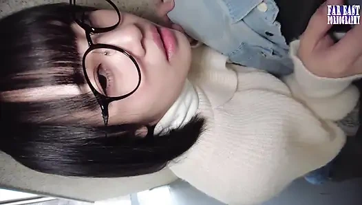 Tatlı gözlüklü tatlılar tembel bir günde sonsuz gulp mutluluk içinde sıcak damlaların tadını çıkarıyor -bölüm.1