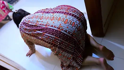 Güzel Mısırlı ateşli üvey anne masanın içine sıkıştı şimdi benden sert anal istiyor!