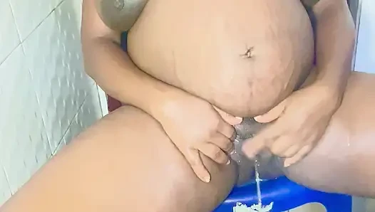 Hamile kadın banyo yapıyor