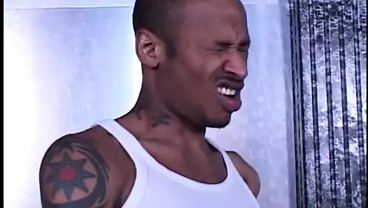 Sevimli genç horoz emme beyaz kız gets bir büyük siyah horoz içinde the am