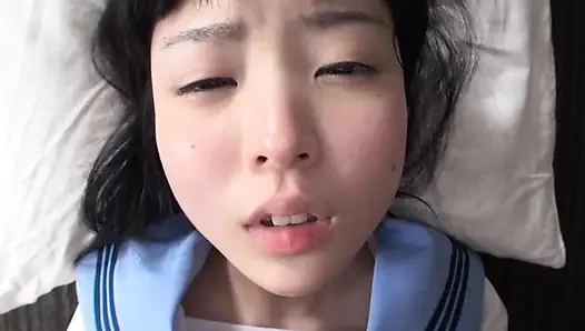 Olgun bir adam ve üniformalı bir kız.